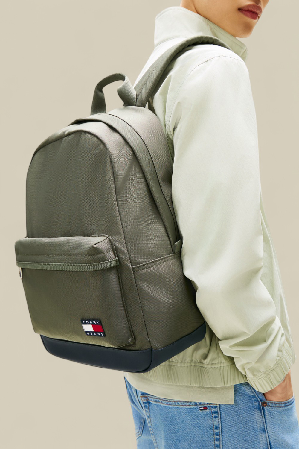 תמונת כל הלוק של תיק גב